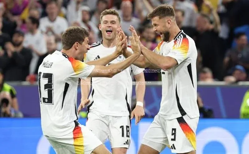 BB·贝博狼堡光魔科技利用关键词“足球运动员”和“扫码测”，提高标题的搜索引擎优化：
       
      **“探秘足球运动员：利用扫码技术揭秘他们的运动秘密”**